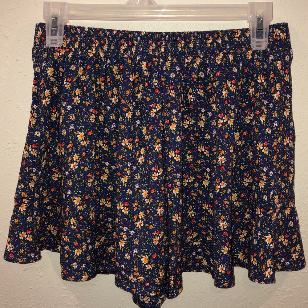AE Ruffle Hem Shorts - Picture 2 of 3